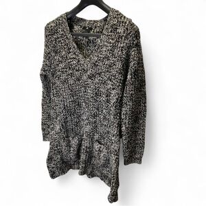 H&M Black and White V-Neck Sweater Tunic Length
